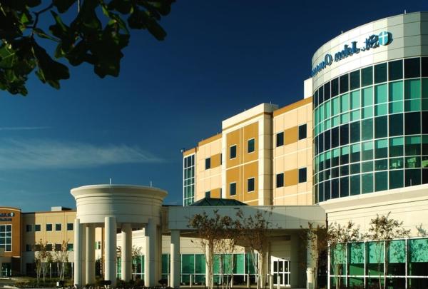 奥瓦索医院和医疗办公大楼的外部照片. 四层楼高的医院入口映衬着明亮的蓝天.