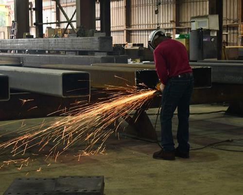 哈斯克尔钢铁公司在制造车间工作的员工